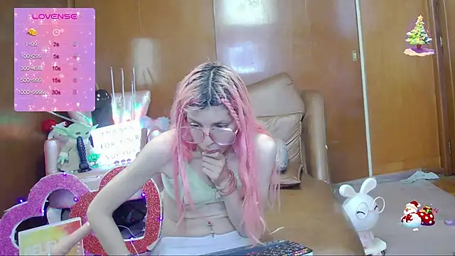 Snapshot of Skinygirl chatting on October 1, 12:38 am Skinygirl online show from October 1, 12:38 am