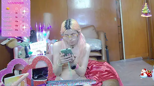 Snapshot of Skinygirl chatting on March 8, 2:01 am Skinygirl online show from March 8, 2:01 am