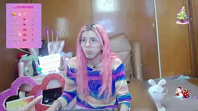 Snapshot of Skinygirl chatting on September 18, 12:57 am Skinygirl online show from September 18, 12:57 am