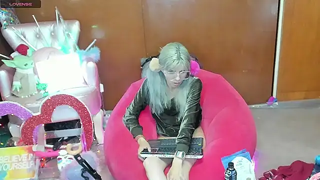 Snapshot of Skinygirl chatting on May 16, 12:09 am Skinygirl online show from May 16, 12:09 am