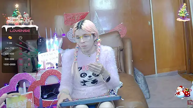 Snapshot of Skinygirl chatting on February 27, 11:59 pm Skinygirl online show from February 27, 11:59 pm