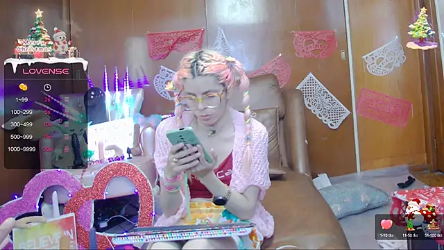 Snapshot of Skinygirl chatting on February 7, 10:41 pm Skinygirl online show from February 7, 10:41 pm