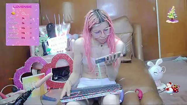Snapshot of Skinygirl chatting on September 27, 1:01 am Skinygirl online show from September 27, 1:01 am