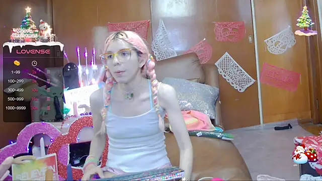 Snapshot of Skinygirl chatting on February 12, 1:19 am Skinygirl online show from February 12, 1:19 am