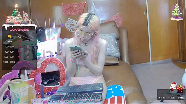 Snapshot of Skinygirl chatting on February 26, 2:19 am Skinygirl online show from February 26, 2:19 am