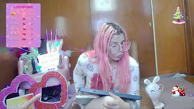 Snapshot of Skinygirl chatting on October 2, 12:58 am Skinygirl online show from October 2, 12:58 am