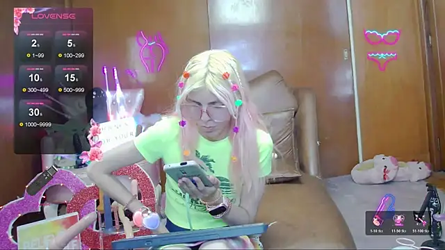 Snapshot of Skinygirl chatting on November 12, 11:52 pm Skinygirl online show from November 12, 11:52 pm