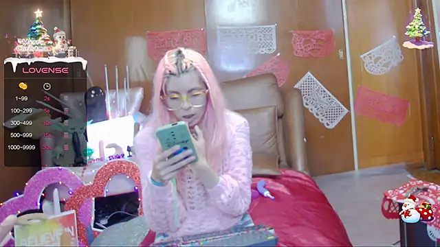 Snapshot of Skinygirl chatting on February 5, 12:10 am Skinygirl online show from February 5, 12:10 am