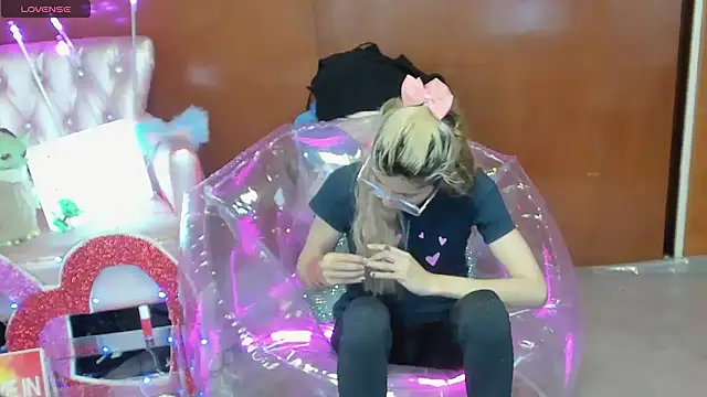 Skinygirl online show from February 12, 11:37 pm