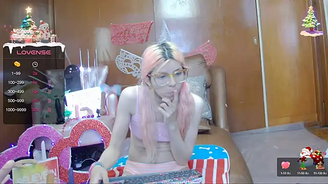 Snapshot of Skinygirl chatting on February 25, 11:15 pm Skinygirl online show from February 25, 11:15 pm
