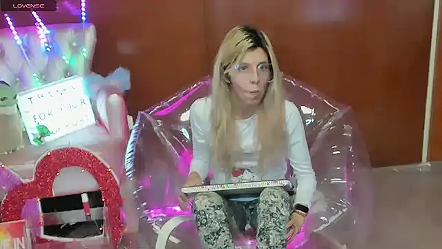 Skinygirl online show from February 26, 10:21 pm