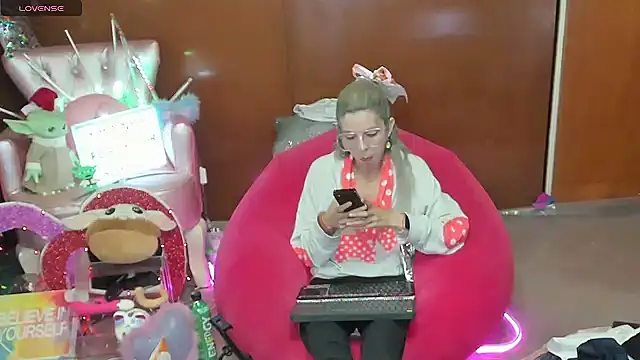 Snapshot of Skinygirl chatting on May 20, 10:40 pm Skinygirl online show from May 20, 10:40 pm