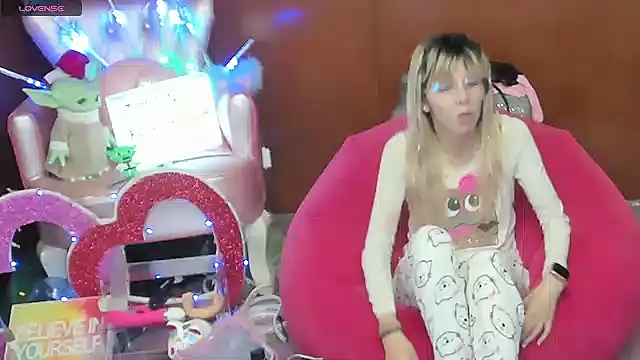 Snapshot of Skinygirl chatting on April 24, 10:23 pm Skinygirl online show from April 24, 10:23 pm