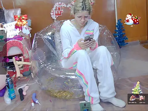 Snapshot of Skinygirl chatting on December 14, 5:18 pm Skinygirl online show from December 14, 5:18 pm