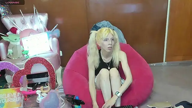 Snapshot of Skinygirl chatting on May 1, 10:37 pm Skinygirl online show from May 1, 10:37 pm