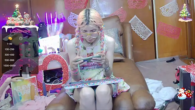 Snapshot of Skinygirl chatting on February 18, 2:59 am Skinygirl online show from February 18, 2:59 am