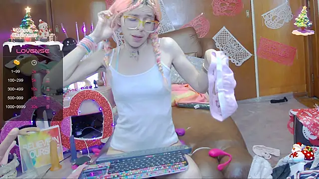 Snapshot of Skinygirl chatting on February 12, 4:23 am Skinygirl online show from February 12, 4:23 am