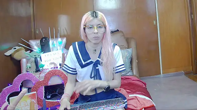 Snapshot of Skinygirl chatting on March 13, 12:48 am Skinygirl online show from March 13, 12:48 am
