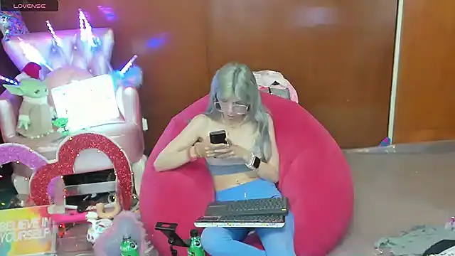 Snapshot of Skinygirl chatting on May 6, 9:52 pm Skinygirl online show from May 6, 9:52 pm