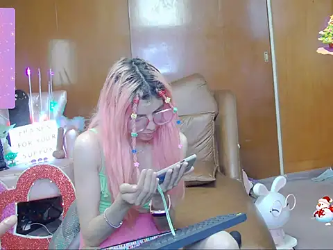 Snapshot of Skinygirl chatting on October 15, 12:09 am Skinygirl online show from October 15, 12:09 am