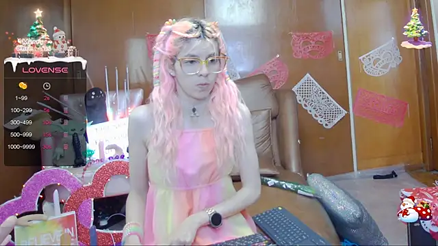 Snapshot of Skinygirl chatting on February 12, 11:09 pm Skinygirl online show from February 12, 11:09 pm