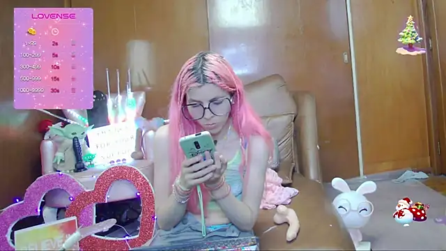 Snapshot of Skinygirl chatting on September 10, 12:31 am Skinygirl online show from September 10, 12:31 am