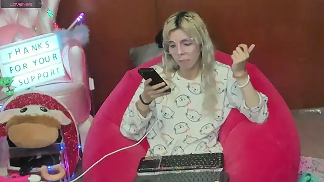 Snapshot of Skinygirl chatting on June 20, 10:26 pm Skinygirl online show from June 20, 10:26 pm