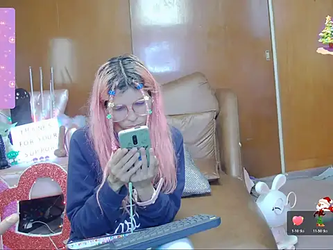 Snapshot of Skinygirl chatting on October 19, 2:03 am Skinygirl online show from October 19, 2:03 am