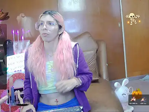 Snapshot of Skinygirl chatting on November 4, 10:57 pm Skinygirl online show from November 4, 10:57 pm