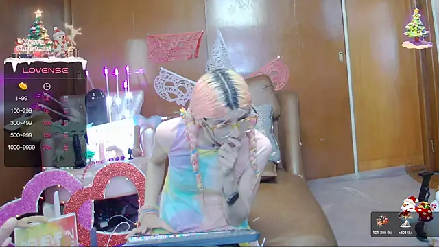 Snapshot of Skinygirl chatting on February 21, 11:32 pm Skinygirl online show from February 21, 11:32 pm