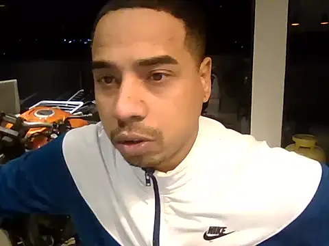 Snapshot of Juninho10c chatting on November 1, 12:39 am Juninho10c online show from November 1, 12:39 am