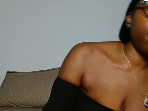 Snapshot of MadamIndigo chatting on November 8, 11:41 pm MadamIndigo online show from November 8, 11:41 pm