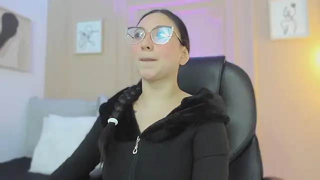 lucy neil online show from February 12, 2:33 am