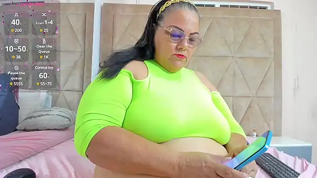 Snapshot of mommy_cute chatting on February 23, 10:31 pm mommy cute online show from February 23, 10:31 pm