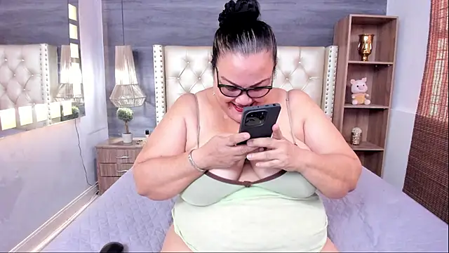 Snapshot of mommy_cute chatting on July 10, 3:12 pm mommy cute online show from July 10, 3:12 pm