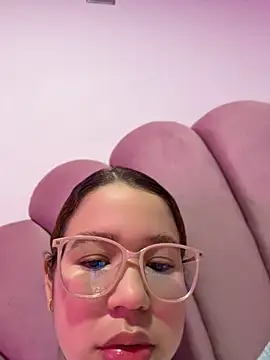 Snapshot of Lucyklein2022 chatting on July 18, 3:31 pm Lucyklein2022 online show from July 18, 3:31 pm