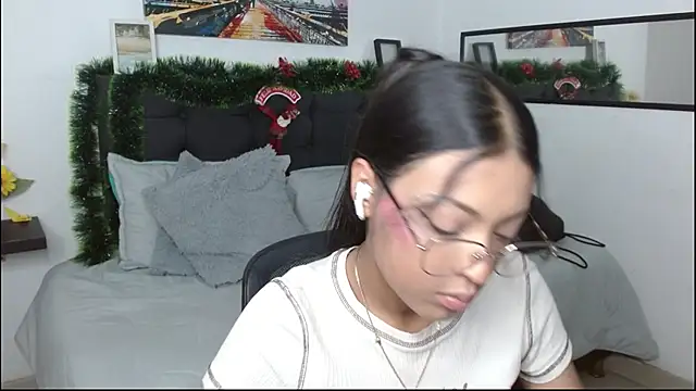 Snapshot of vaness_weet chatting on December 19, 8:44 pm vaness weet online show from December 19, 8:44 pm