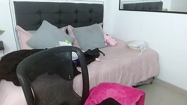 Snapshot of vaness_weet chatting on February 17, 8:28 pm vaness weet online show from February 17, 8:28 pm