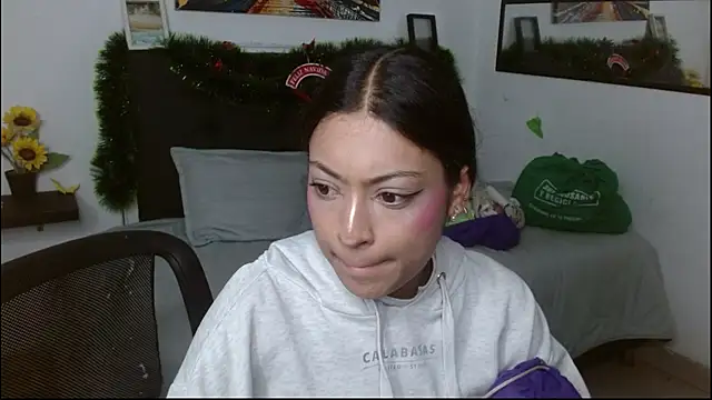 Snapshot of vaness_weet chatting on January 13, 8:35 pm vaness weet online show from January 13, 8:35 pm