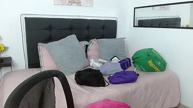 Snapshot of vaness_weet chatting on February 25, 8:19 pm vaness weet online show from February 25, 8:19 pm