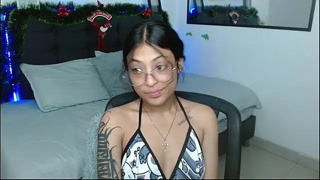 Snapshot of vaness_weet chatting on December 13, 8:04 pm vaness weet online show from December 13, 8:04 pm