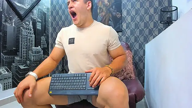 Leonsmoron online show from December 15, 10:48 pm