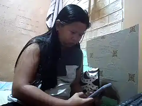 Snapshot of sweethotmom chatting on December 17, 10:43 pm sweethotmom online show from December 17, 10:43 pm