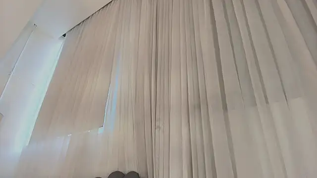 Emma Torres   online show from November 2, 12:21 pm