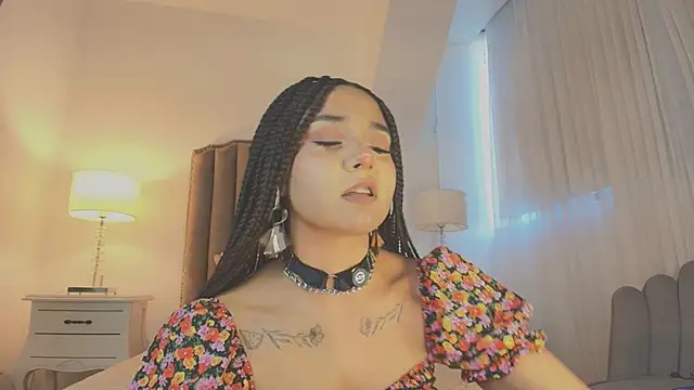 Emma Torres   online show from November 11, 12:22 pm