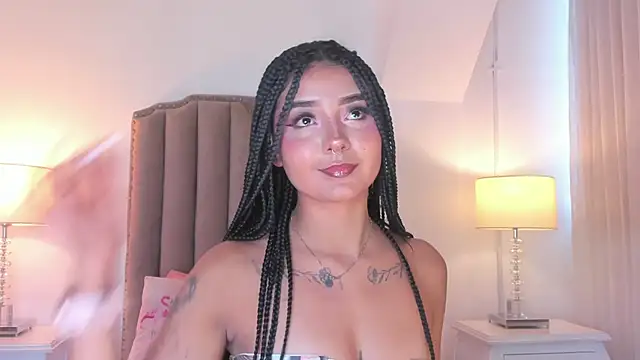 Snapshot of Emma_Torres__ chatting on June 18, 12:32 pm Emma Torres online show from June 18, 12:32 pm