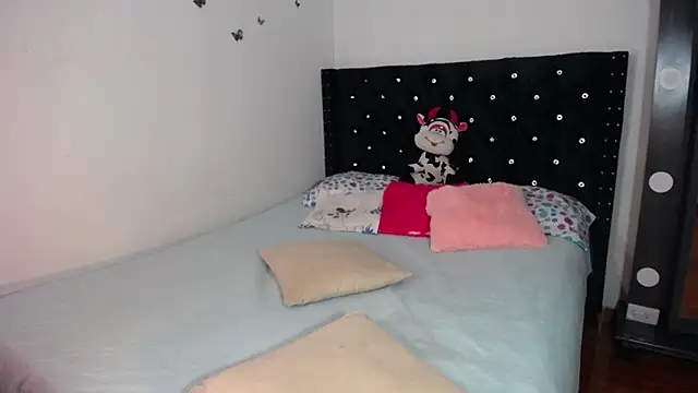 Snapshot of BellaKarla chatting on October 17, 7:59 pm BellaKarla online show from October 17, 7:59 pm