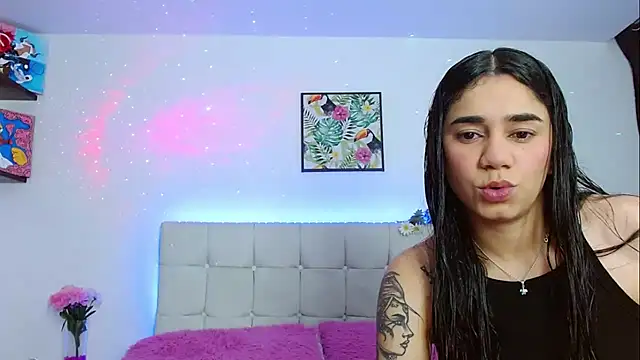 Snapshot of Layla_Rachel chatting on January 9, 1:18 am Layla Rachel online show from January 9, 1:18 am