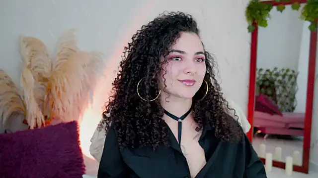 Snapshot of merida_bell18 chatting on April 22, 8:59 pm merida bell18 online show from April 22, 8:59 pm