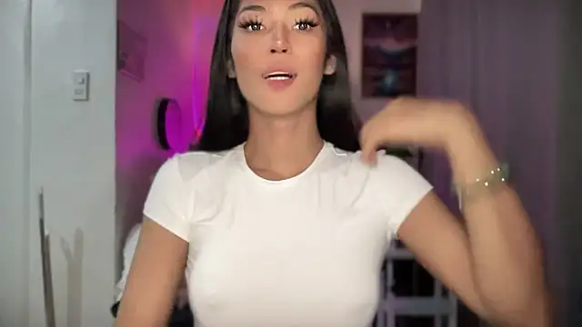 Bella Gordon online show from November 4, 4:00 pm